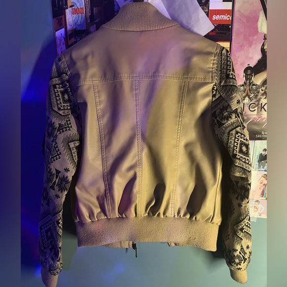 New look// Tan leather jacket with print. - Picture 2 of 2